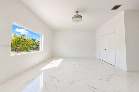 House in Homestead, Florida 8 bedrooms, 442.4 sq.m. № 2430193 - photo 20