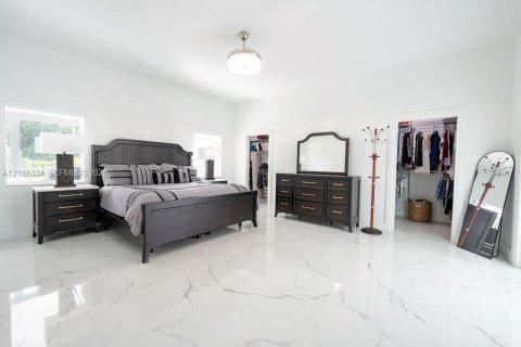House in Homestead, Florida 8 bedrooms, 442.4 sq.m. № 2430193 - photo 8