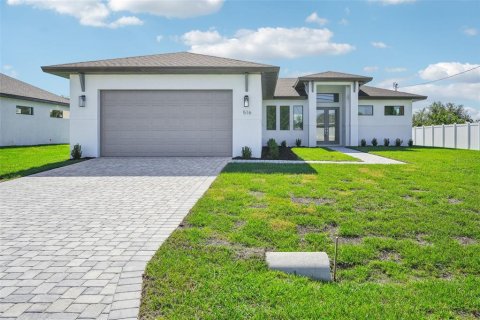 House in Cape Coral, Florida 4 bedrooms, 176.14 sq.m. № 1673721 - photo 4