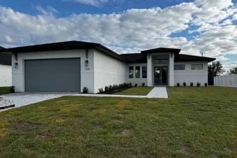 House in Cape Coral, Florida 4 bedrooms, 176.14 sq.m. № 1673721 - photo 2