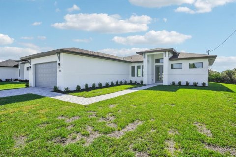 House in Cape Coral, Florida 4 bedrooms, 176.14 sq.m. № 1673721 - photo 5