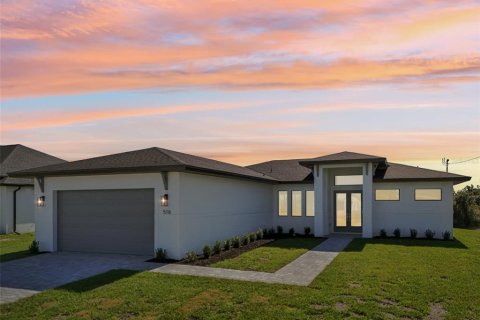 House in Cape Coral, Florida 4 bedrooms, 176.14 sq.m. № 1673721 - photo 1