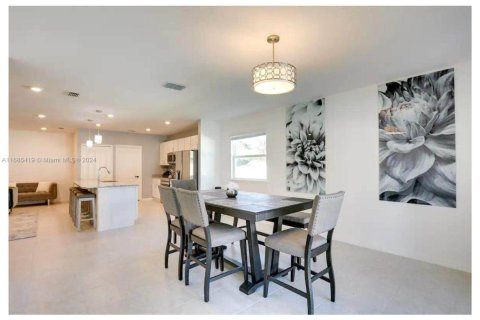 House in Port St. Lucie, Florida 4 bedrooms, 174.1 sq.m. № 1709439 - photo 3