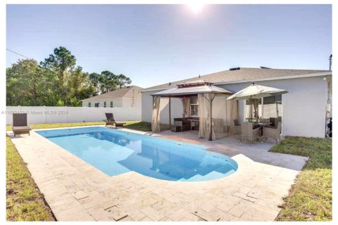 House in Port St. Lucie, Florida 4 bedrooms, 174.1 sq.m. № 1709439 - photo 1