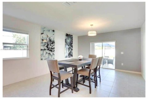 House in Port St. Lucie, Florida 4 bedrooms, 174.1 sq.m. № 1709439 - photo 9