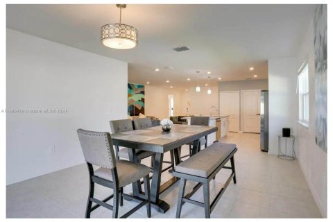 House in Port St. Lucie, Florida 4 bedrooms, 174.1 sq.m. № 1709439 - photo 10