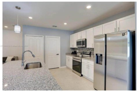 House in Port St. Lucie, Florida 4 bedrooms, 174.1 sq.m. № 1709439 - photo 8