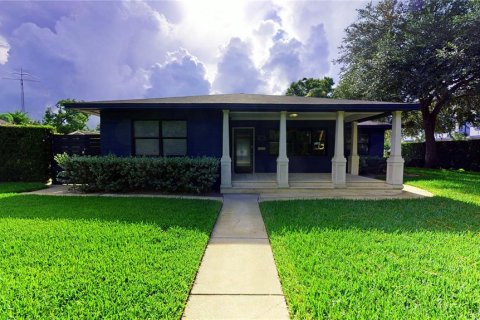 House in SOUTHERN PINES in Tampa, Florida 3 bedrooms, 193.33 sq.m. № 2103928