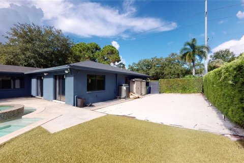 House in SOUTHERN PINES in Tampa, Florida 3 bedrooms, 193.33 sq.m. № 2103928 - photo 9