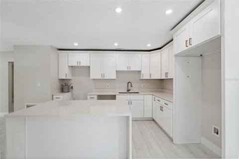 House in Saint Petersburg, Florida 4 bedrooms, 193.24 sq.m. № 1620666 - photo 7