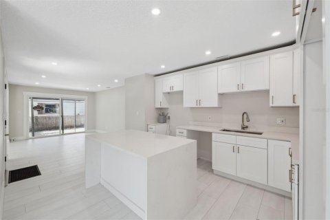 House in Saint Petersburg, Florida 4 bedrooms, 193.24 sq.m. № 1620666 - photo 6
