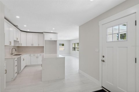 House in Saint Petersburg, Florida 4 bedrooms, 193.24 sq.m. № 1620666 - photo 5