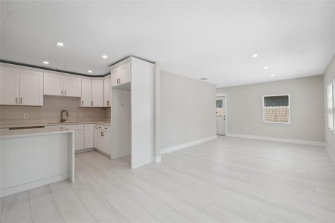 House in Saint Petersburg, Florida 4 bedrooms, 193.24 sq.m. № 1620666 - photo 8