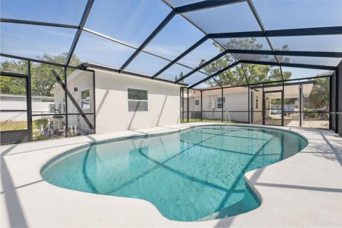 House in Saint Petersburg, Florida 4 bedrooms, 193.24 sq.m. № 1620666 - photo 3