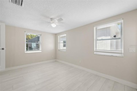 House in Saint Petersburg, Florida 4 bedrooms, 193.24 sq.m. № 1620666 - photo 15