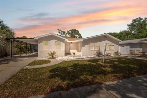 House in Saint Petersburg, Florida 4 bedrooms, 193.24 sq.m. № 1620666 - photo 1