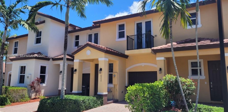 Townhouse in Coconut Creek, Florida 3 bedrooms, 122.26 sq.m. № 2031849