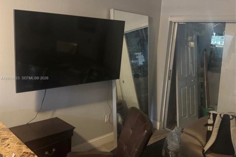 Apartamento en alquiler en Miami, Florida, 1 dormitorio, 69.31 m2 № 2075041 - foto 2