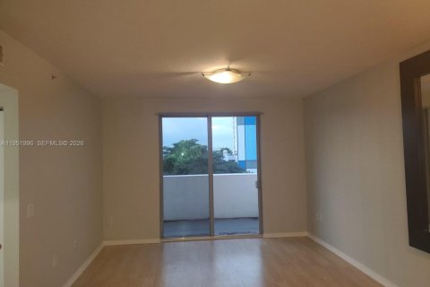Condo in Miami, Florida, 1 bedroom  № 2006117 - photo 3