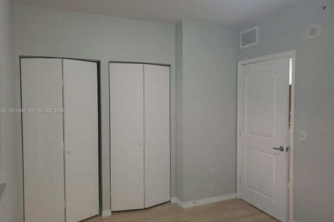 Condo in Miami, Florida, 1 bedroom  № 2006117 - photo 5