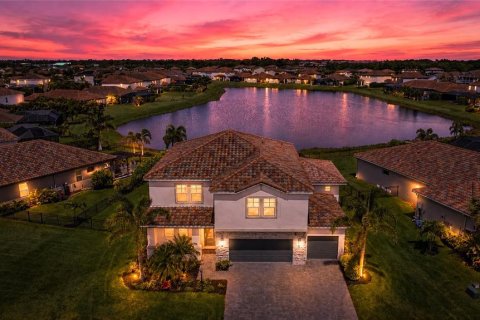 House in Bradenton, Florida 5 bedrooms, 344.02 sq.m. № 2102235