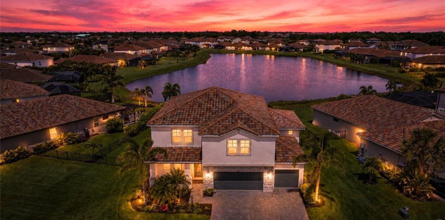 House in Bradenton, Florida 5 bedrooms, 344.02 sq.m. № 2102235