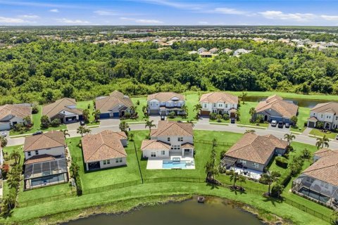 House in Bradenton, Florida 5 bedrooms, 344.02 sq.m. № 2102235 - photo 12