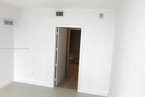 Condo in Miami, Florida, 2 bedrooms  № 1896004 - photo 20