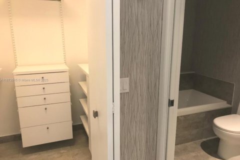 Condo in Miami, Florida, 2 bedrooms  № 1896004 - photo 23