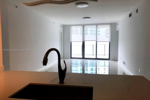 Condo in Miami, Florida, 2 bedrooms  № 1896004 - photo 13