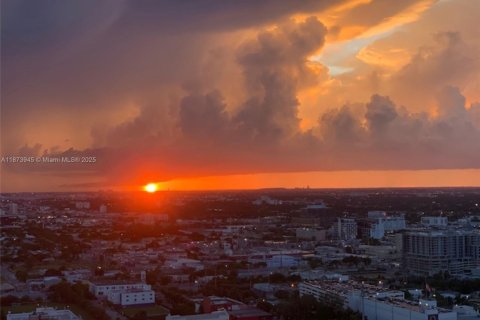 Condo in Miami, Florida, 2 bedrooms  № 1896004 - photo 4