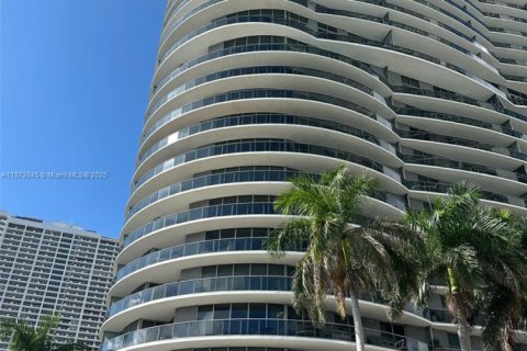 Condo in Miami, Florida, 2 bedrooms  № 1896004 - photo 1