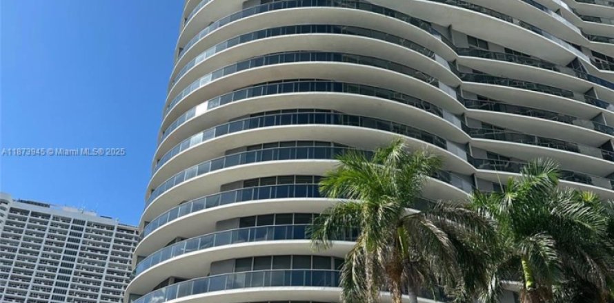 Condo in Miami, Florida, 2 bedrooms  № 1896004