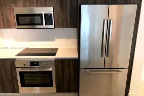Condo in Miami, Florida, 2 bedrooms  № 1896004 - photo 7
