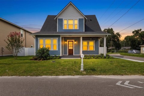 House in Tampa, Florida 6 bedrooms, 284.1 sq.m. № 2287016