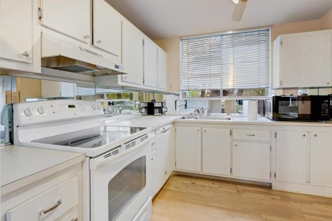 Condo in Lake Worth, Florida, 3 bedrooms № 2260346 - photo 14