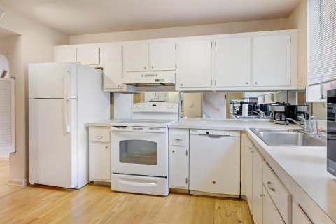 Condo in Lake Worth, Florida, 3 bedrooms № 2260346 - photo 12