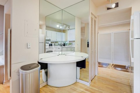 Condo in Lake Worth, Florida, 3 bedrooms № 2260346 - photo 13