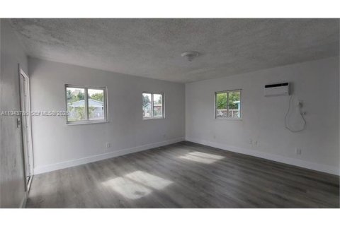 Propiedad comercial en venta en Miami, Florida, 65.4 m2 № 2054823 - foto 4
