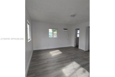 Propiedad comercial en venta en Miami, Florida, 65.4 m2 № 2054823 - foto 8