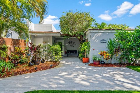 Touwnhouse à vendre à Hialeah, Floride: 3 chambres, 128.76 m2 № 2036638 - photo 9