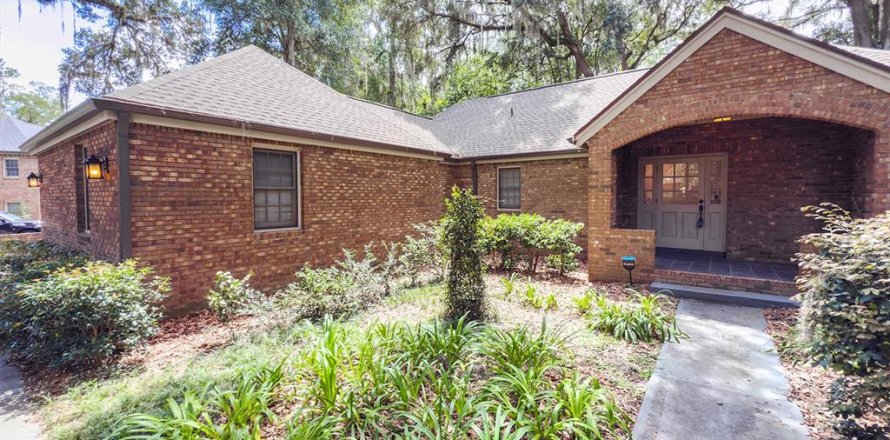 House in Gainesville, Florida 3 bedrooms, 199.65 sq.m. № 2334312