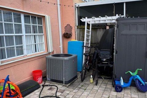 Townhouse in Miami, Florida 3 bedrooms, 138.42 sq.m. № 1959679 - photo 20