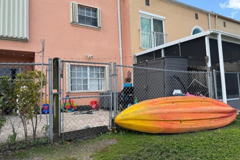 Townhouse in Miami, Florida 3 bedrooms, 138.42 sq.m. № 1959679 - photo 7