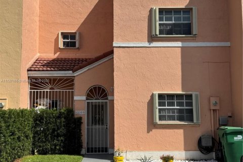 Townhouse in Miami, Florida 3 bedrooms, 138.42 sq.m. № 1959679 - photo 1