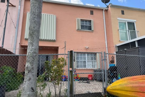 Townhouse in Miami, Florida 3 bedrooms, 138.42 sq.m. № 1959679 - photo 5