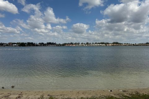 Townhouse in Miami, Florida 3 bedrooms, 138.42 sq.m. № 1959679 - photo 15