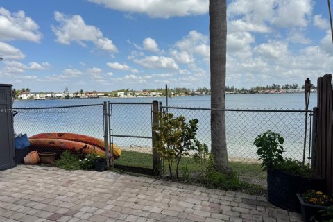 Townhouse in Miami, Florida 3 bedrooms, 138.42 sq.m. № 1959679 - photo 16