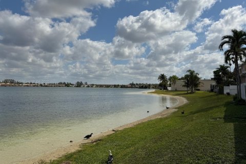 Townhouse in Miami, Florida 3 bedrooms, 138.42 sq.m. № 1959679 - photo 6