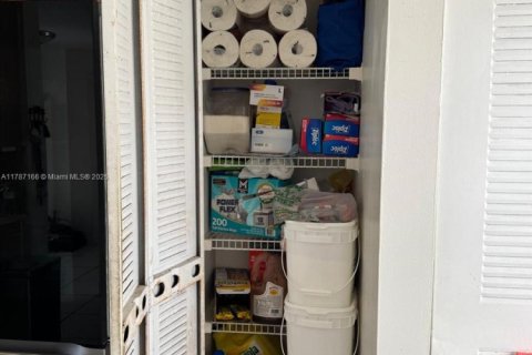 Townhouse in Miami, Florida 3 bedrooms, 138.42 sq.m. № 1959679 - photo 21